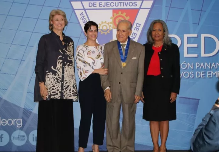 Luis H.Moreno Jr. fue distinguido en 2018 por la APEDE con la Medalla Vicente Pascual Barquero. Foto: Cortesía APEDE.