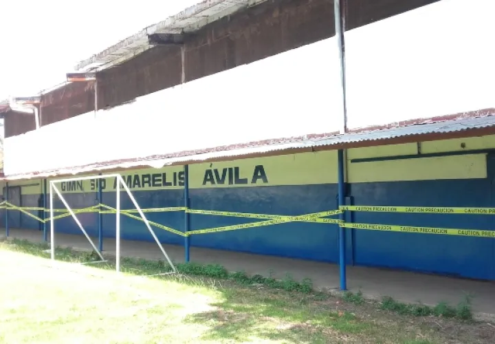 Los estudiantes no pueden utilizar el gimnasio, porque el mismo está cerrado por motivos de seguridad. Foto/Diómedes Sánchez