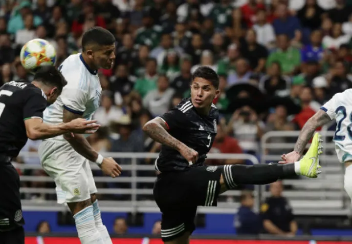 Jugada defensiva de México ante Argentina. Foto AP