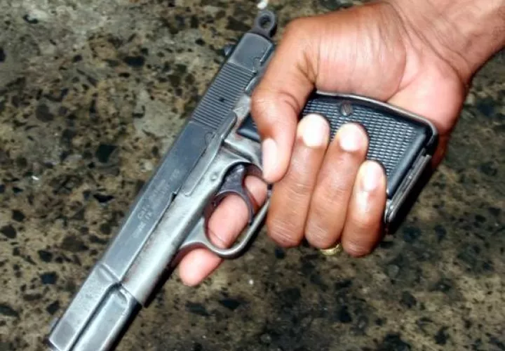 El sujeto fue sorprendido portando un arma de fuego tipo pistola, calibre 9 milímetros. 