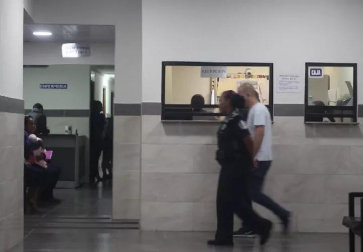 El padre del infante en clínica Saturno en La Chorrera, en donde revisaron al bebé de Arraiján. 