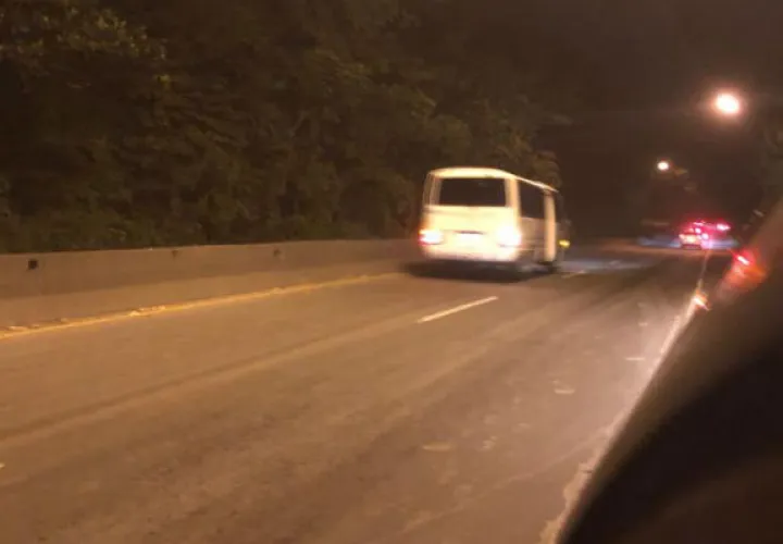 Los conductores  que viajan hacia Loma Cová buscan la manera de poder llegar a tiempo a su puesto de trabajo. @MOPdePanama. 
