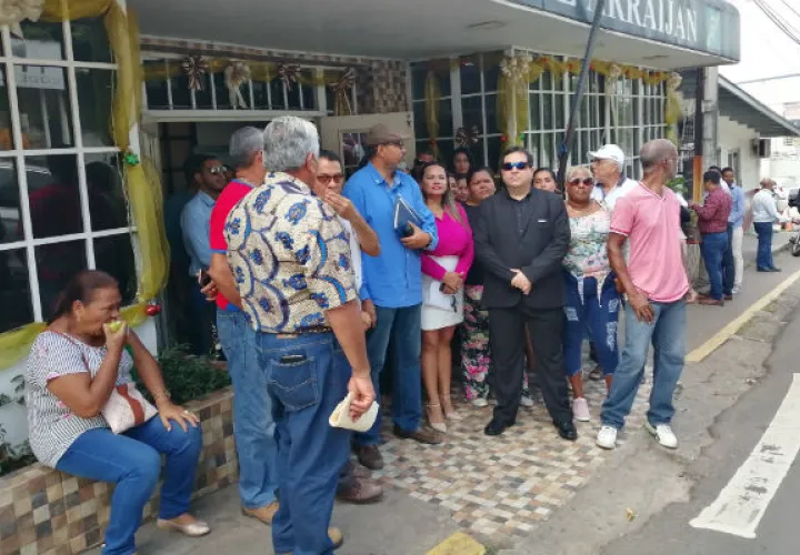 Los exfuncionarios se apostaron frente al Municipio. Foto: Eric A. Montenegro. 
