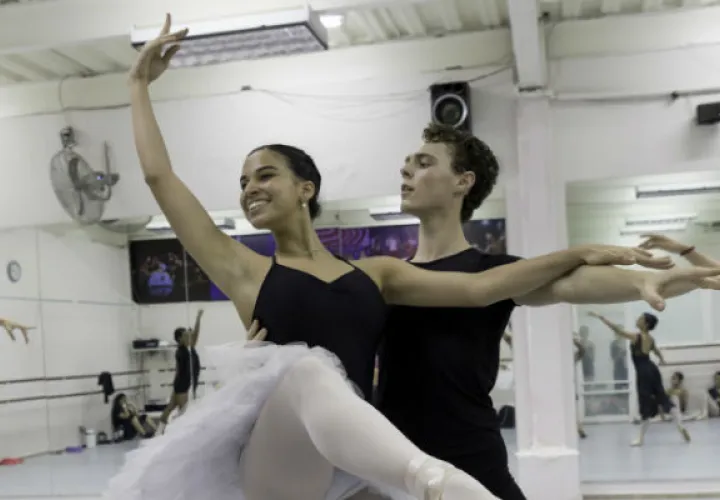 Con buena moneda le han pagado a la bailarina e instructora de ballet Maruja Herrera sus estudiantes.