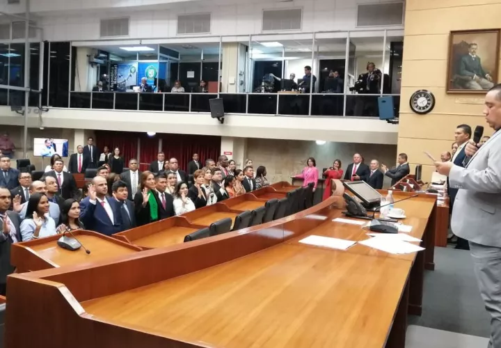 El presidente de la Asamblea Nacional, Marcos Castillero, juramentó a los diputados suplentes.