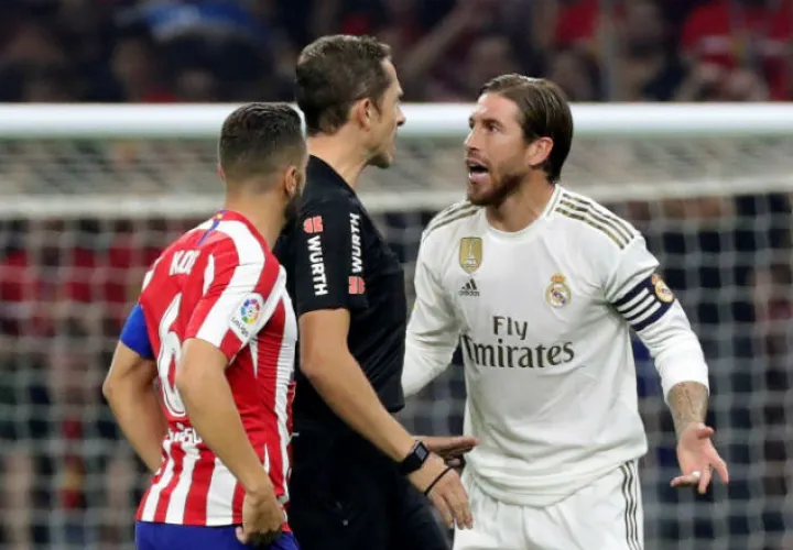 Sergio Ramos (d), protesta una acción ante el colegiado González González (c) Foto EFE