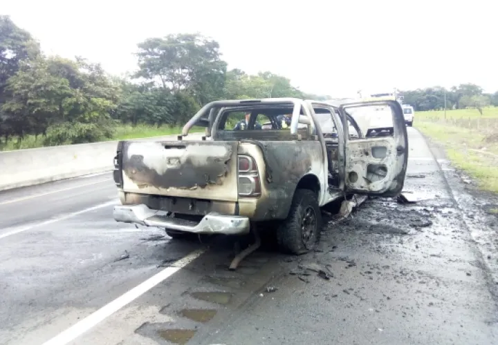 Las autoridades realizan las investigaciones de este hecho registrado en la vía interamericana en el paño que conduce al oriente chiricano, para esclarecer a que se debió el incendio de este vehículo. Foto/Mayra Madrid