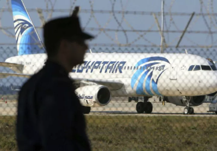 Avión secuestrado y custodiado por la policía: Foto: EFE 