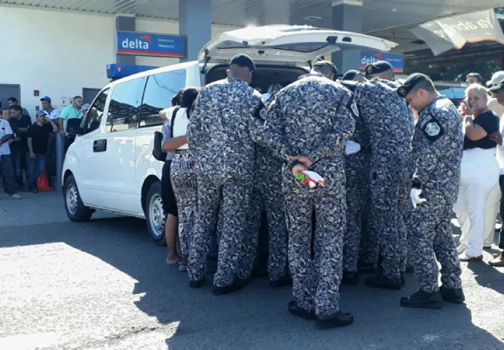 La ceremonia de la unidad motorizada de los Linces, se realizó en la zona de policía de Los Santos, en donde sus compañeros de labores, amigos y familiares no pudieron contener las lágrimas. Foto/Thays Domínguez