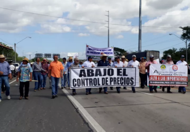  Los productores esperaban iniciar el diálogo con las autoridades. Foto: Thays Domínguez.
