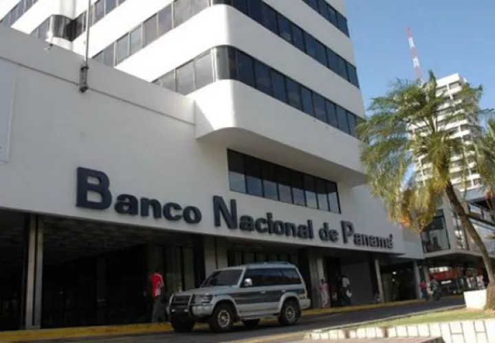 Los clientes pueden realizar sus transacciones a través de la banca móvil, banca en línea y cajeros automáticos.