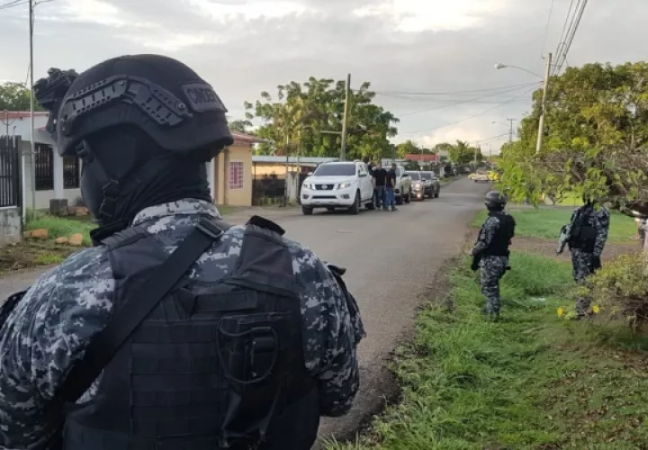 El comisionado Cicinio Nuñez, jefe de la cuarta zona policial, señala que los operativos se llevaron en algunos barrios del distrito de David y participaron unas 200 unidades.Foto/José Vásquez