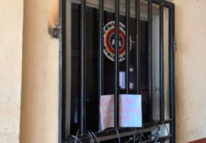 Los representantes procedieron a colocar candados y cadenas a las puertas de los diferentes despachos para informar a los residentes del distrito del Barú que el municipio no tiene fondos económicos para su funcionamiento. Foto/José Vásquez