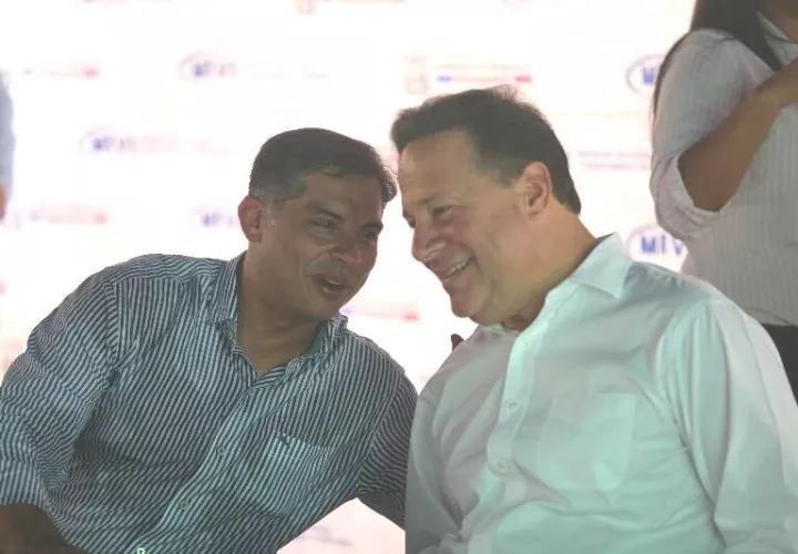Adolfo "Beby" Valderrama junto a Juan Carlos Varela. 