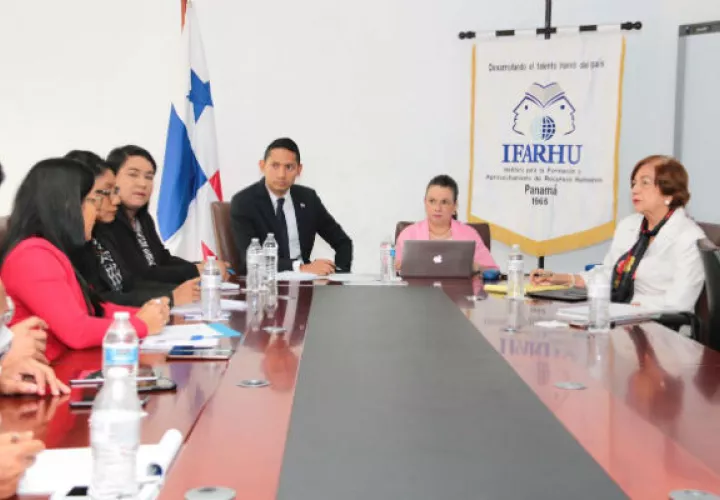 La ministra de Educación Maruja Gorday de Villalobos se reunión con  el director del Ifarhu, Bernardo Meneses.