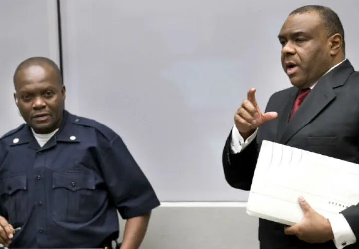 El exlíder rebelde congoleño Jean-Pierre Bemba (d), acusado de crímenes de guerra y de lesa humanidad. Foto/EFE  