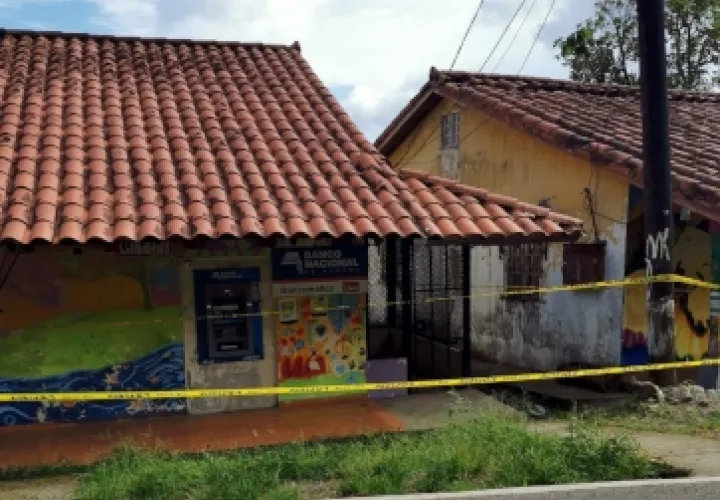 El cajero fue acordonado con cinta amarilla, para recoger la evidencia de los facinerosos. Foto/Diómedes Sánchez