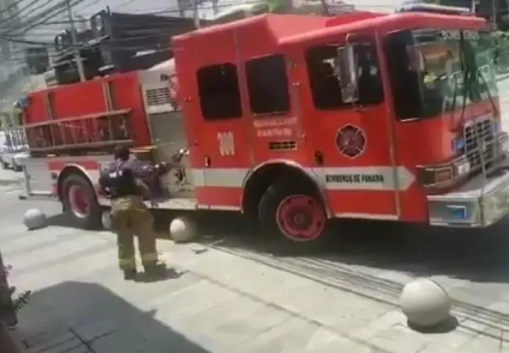 El incidente del camión del Cuerpo de Bomberos de Panamá con los bolardos ubicados en Calle Uruguay ocurrió el lunes 18 de marzo. 