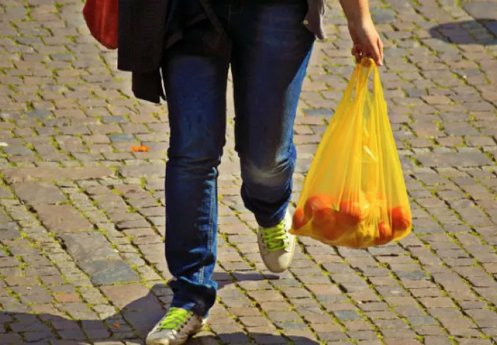 Los comerciantes tendrán que invertir más de 50 millones de dólares anuales para poder hacer cambios en el uso de bolsas plásticas. Archivo