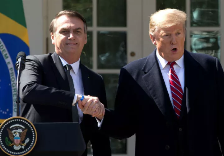 Donald Trump (d), estrecha la mano de su homólogo brasileño, Jair Bolsonaro (i), tras la reunión en la Casa Blanca, este martes en Washington. Foto: EFE.