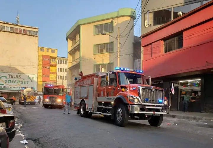 Pánico en Calidonia tras incendio en un almacén de calzados. Foto: Bomberos de Panamá.