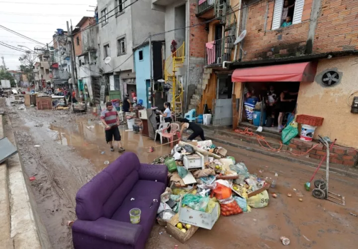 Las pertenencias dañadas, los alimentos en mal estado y los muebles empapados se acumulan en la calle para ser retirados como basura después de las inundaciones en Sao Paulo, Brasil. FOTO/AP