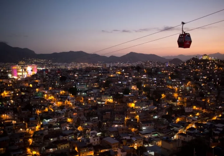 Los vecinos responsabilizan al gobernador Wilson Witzel por el incremento de las muertes en favelas durante operaciones y patrullaje de la policía. Según datos oficiales, en los primeros ocho meses del año han muerto 1,249 personas a manos de la policía, la mayor cifra desde 1998 _cuando comenzaron los registros.
