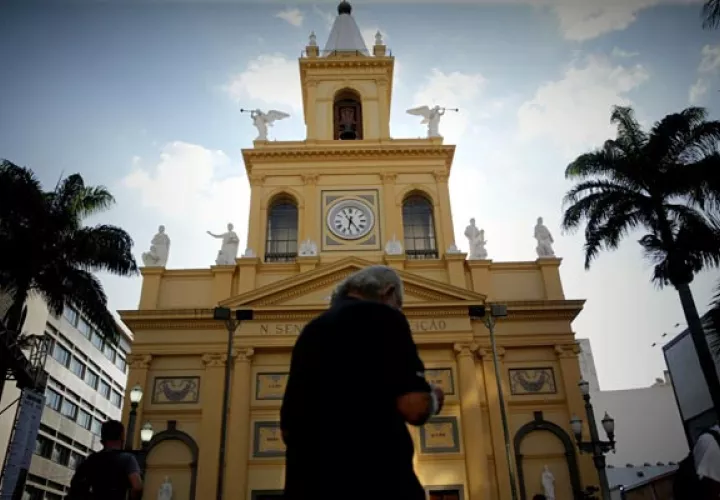  Una mujer camina frente a la Catedral Metropolitana tras un tiroteo. FOTO/EFE