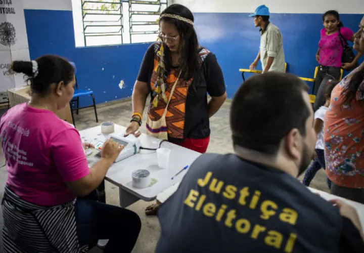  La indígena de la etnia Baré Ana Claudia Martins Tomas (2i),  vota en Río Negro. Foto: EFE.