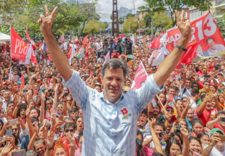 El aspirante del Partido de los Trabajadores (PT) dijo este sábado en un mitin electoral que Bolsonaro "es una aberración que sólo habla de violencia y sólo ofende" a "nordestinos, mujeres y negros".