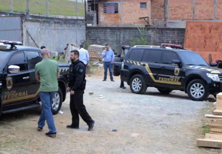 Policías inspeccionan el área donde robaron el oro. Foto: AP.