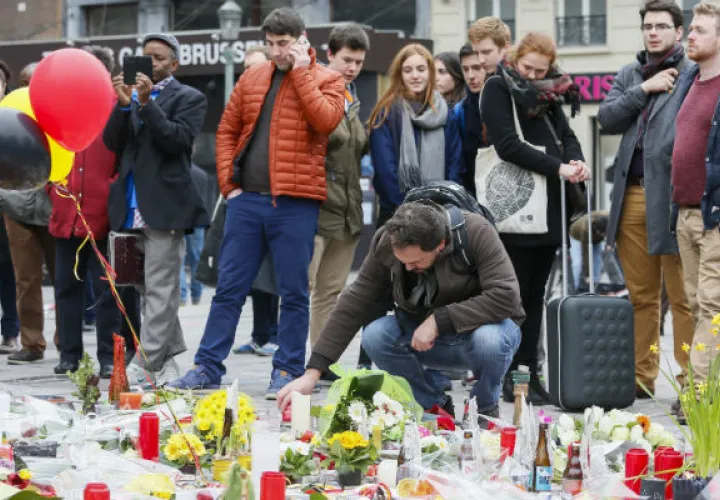 Colocan ofrendas en honor a las víctimas. Foto/ EFE