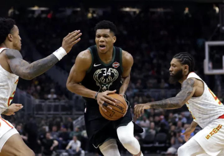 Giannis Antetokounmpo anotó 43 puntos como líder encestador de los Bucks. Foto:AP