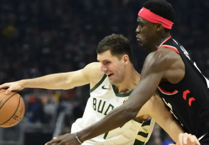 Nikola Mirotic de los Bucks (izq.) y Pascal Siakam de los Raptors. Foto:AP