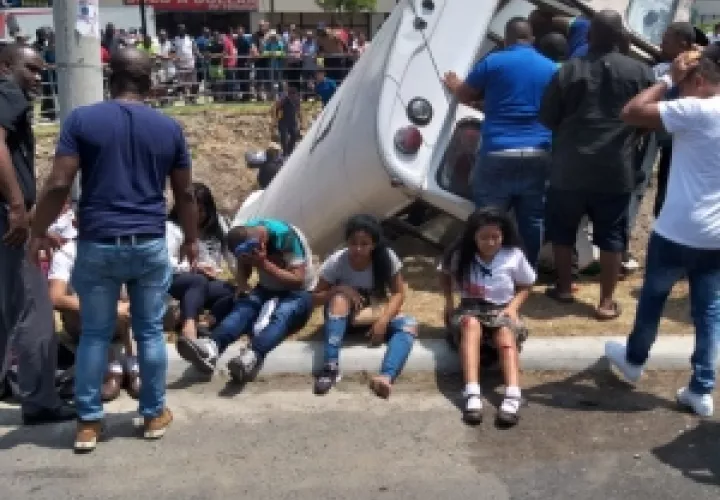 Varios heridos fueron sacados del lugar del accidente en ambulancias y autos particulares. Foto/Diómedes Sánchez