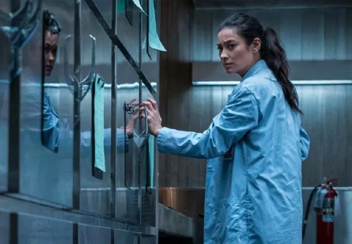 Está protagonizada por Shay Mitchell. 