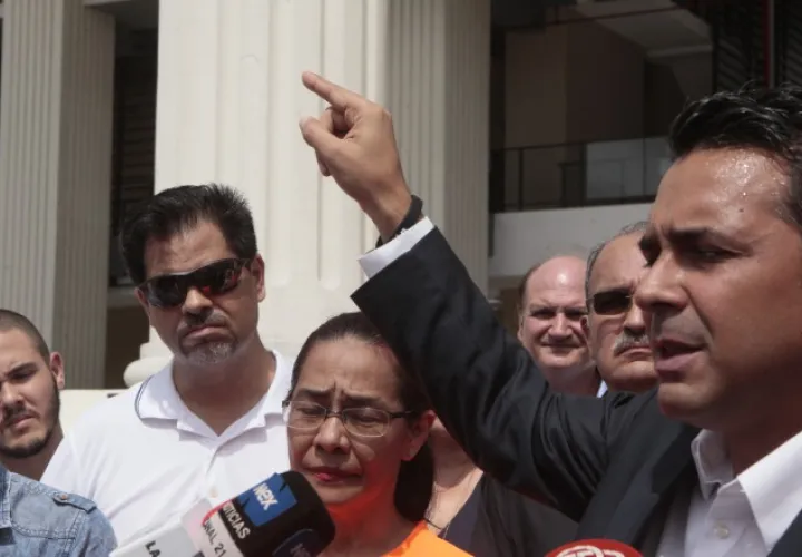 Ricardo Lombana, quien busca una candidatura independiente, criticó que el TE haya cambiado las reglas a solo 40 días del cierre para la entrega de firmas.  Víctor Arosemena
