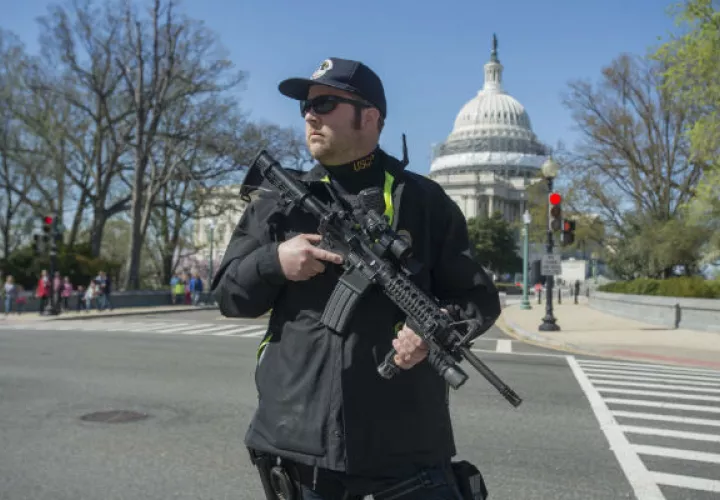 Un agente de seguridad del Capitolio presta guardia tras un tiroteo. Foto/ EFE