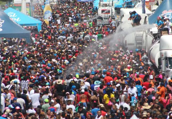 Carnavales. Para miles y miles son unas de las más importantes festividades. Hay mucha agua, mucha alegría, mucho desorden, mucha inmoralidad...Foto: EPASA.