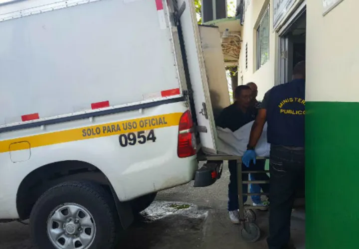El cuerpo de Celiano, fue descubierto por una de sus hijas, cerca de las 5:30 en el patio de la casa.