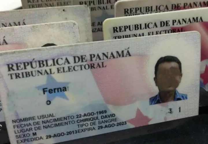 Solo las cédulas vencidas que tienen la bandera de Panamá de fondo son a las que se le extiende el periodo de vigencia.