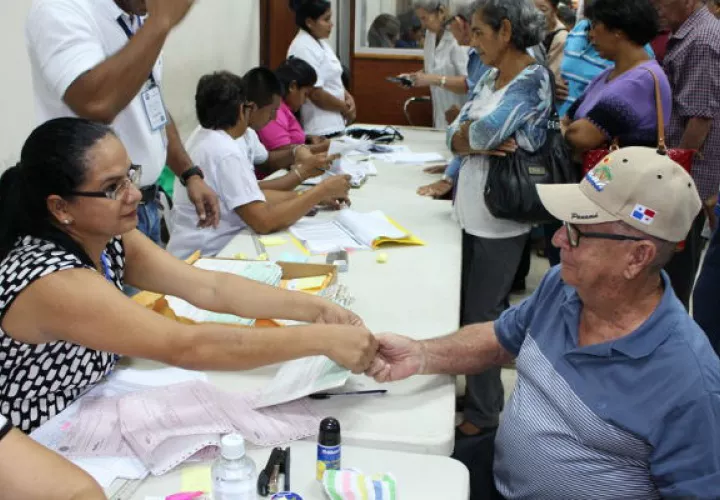 Hasta el momento, el gobierno ha entregado más de 1,068,505 Cepadem y los comercios ya tienen registrados en el MEF más de 91,828 de estos documentos.