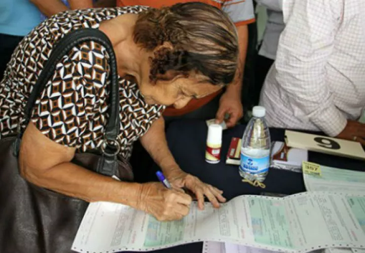 Queda pendiente el procesamiento de los certificados de aproximadamente 50 mil beneficiarios. Foto/Archivo