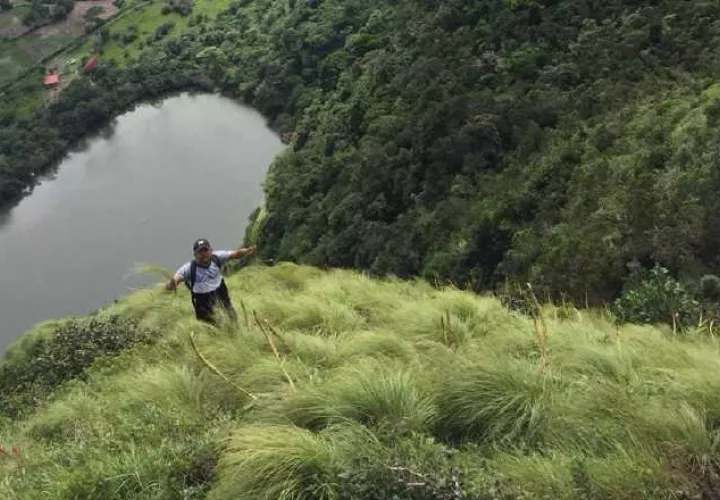 Al lado de la Laguna está el Cerro Picacho, en el que también pueden practicar senderismo