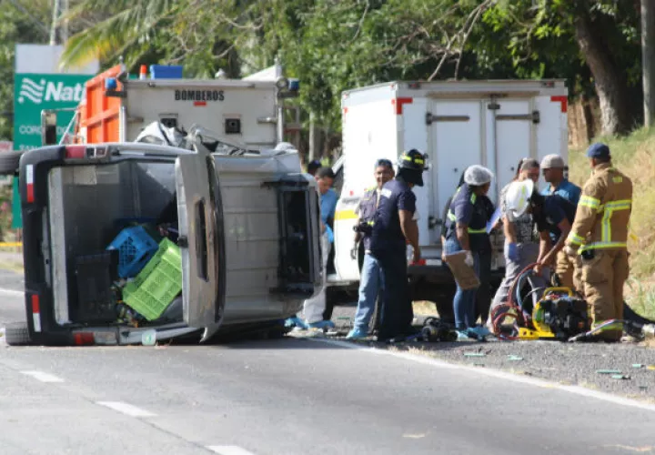Bomberos en la escena del accidente. Foto: Eric A. Montenegro.