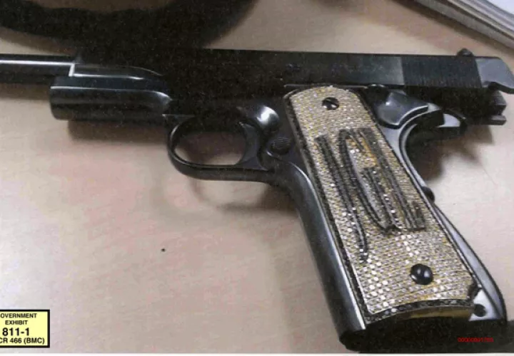 Presentan el arma que es de propiedad de Joaquín "El Chapo" Guzmán. FOTO/AP