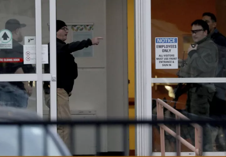 Los oficiales están haciendo una búsqueda metódica del hospital dentro del hospital y en las áreas cercanas. FOTO/AP