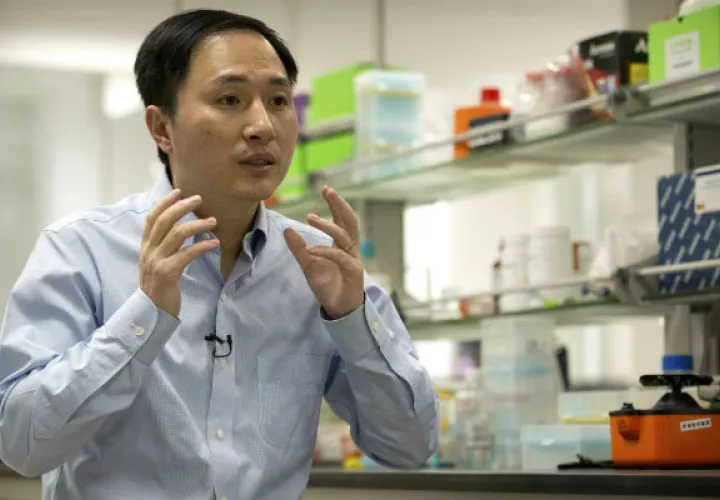 He Jiankui habla durante una entrevista en un laboratorio en Shenzhen, en la provincia de Guangdong, sur de China. AP