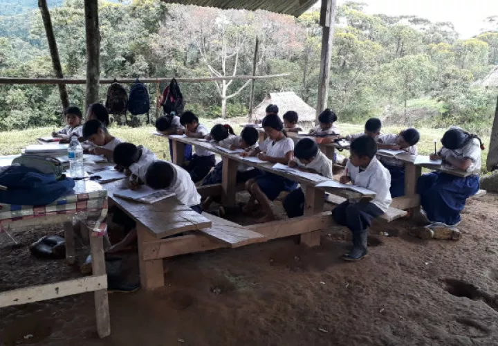 Estudiantes en clases en la comarca Ngäbe-Buglé. 