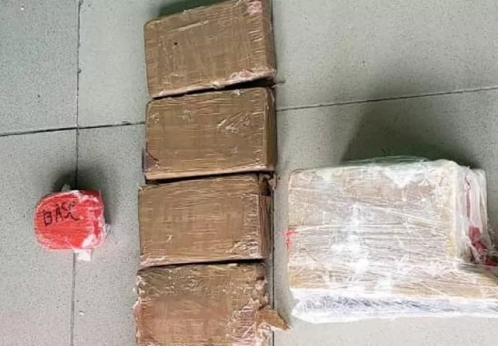 Los agentes de servicio en el puesto de control, solicitan las identificaciones y es cuando la conductora se da a la fuga y minutos después de esto la ubican cerca al distrito de San Félix.